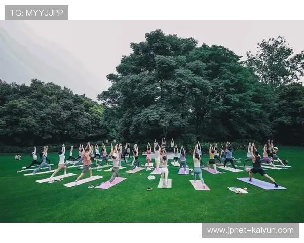 lululemon于进博会再次举办百人瑜伽活动,拓展运动健康市场 lululemon于进博会再次举办百人瑜伽活动,拓展运动健康市场