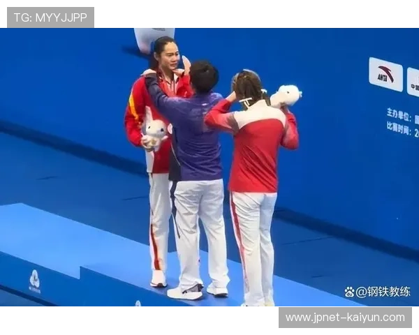 全运会女双决赛：四川队郑雨带伤奋战，腿上肌肉贴显拼搏精神