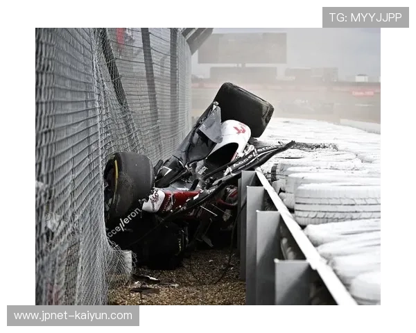 F1沙特站排位赛突发事故，中国车手周冠宇赛车撞墙退赛