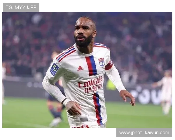 拉卡泽特赛季12球3助，里昂边中结合战术成效显著