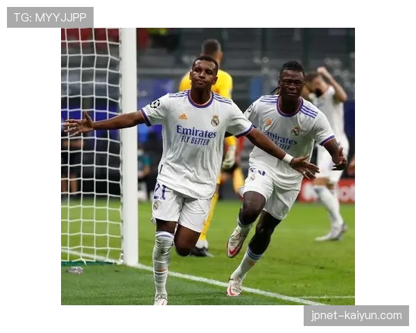 战术板:图解皇马由守转攻时,卡马文加向前推进的线路选择